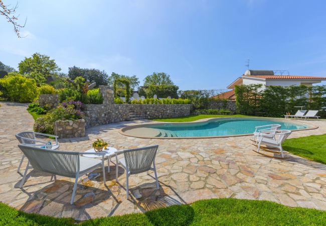 Villa in Massa Lubrense - AMORE RENTALS - Resort Ravenna - Villa Cavaliere with Terrace, Shared Swimming Pool, Ideal for Events