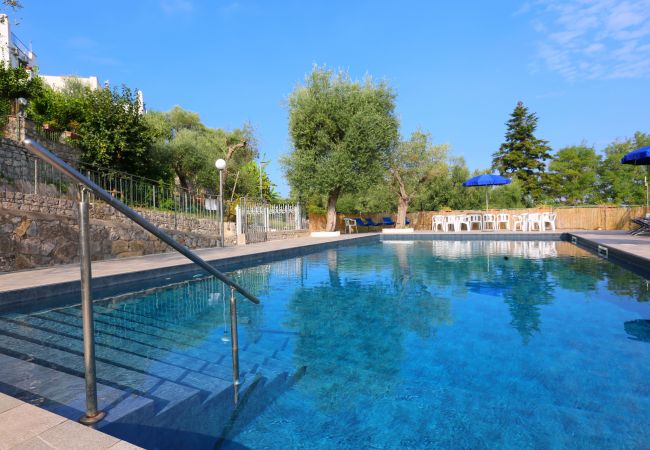 Villa/Dettached house in Sorrento - AMORE RENTALS - Villa Tittina with Shared Pool and Sea View