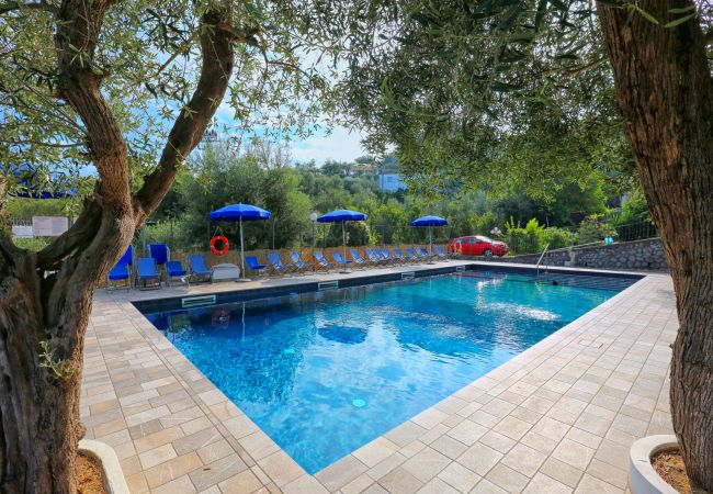 Villa in Sorrento - AMORE RENTALS - Villa Tittina with Shared Pool and Sea View