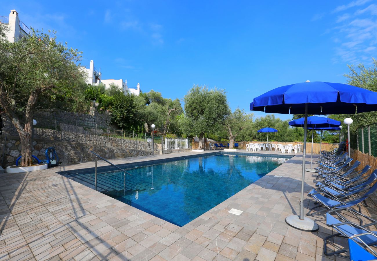 Villa in Sorrento - AMORE RENTALS - Villa Tittina with Shared Pool and Sea View