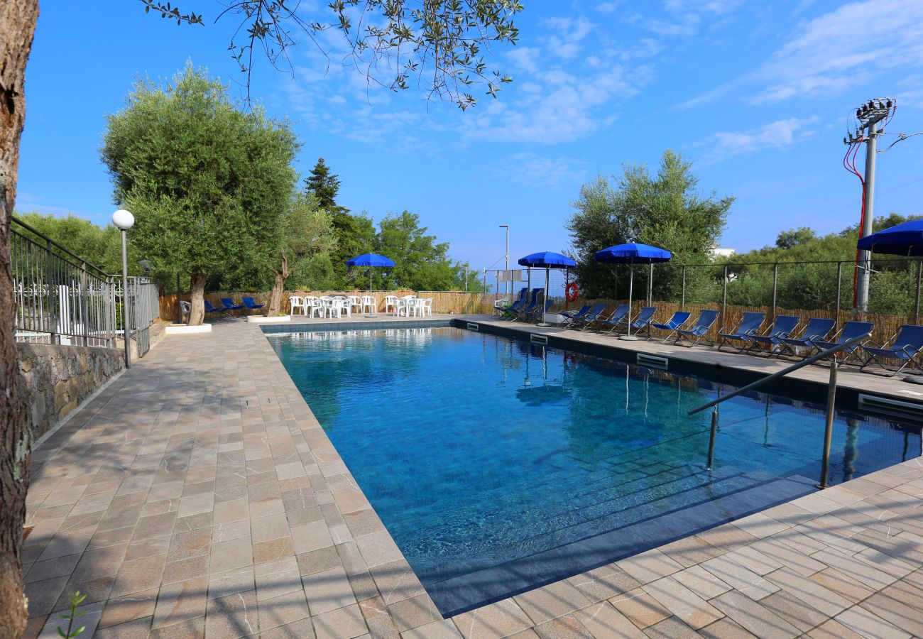 Villa in Sorrento - AMORE RENTALS - Villa Tittina with Shared Pool and Sea View
