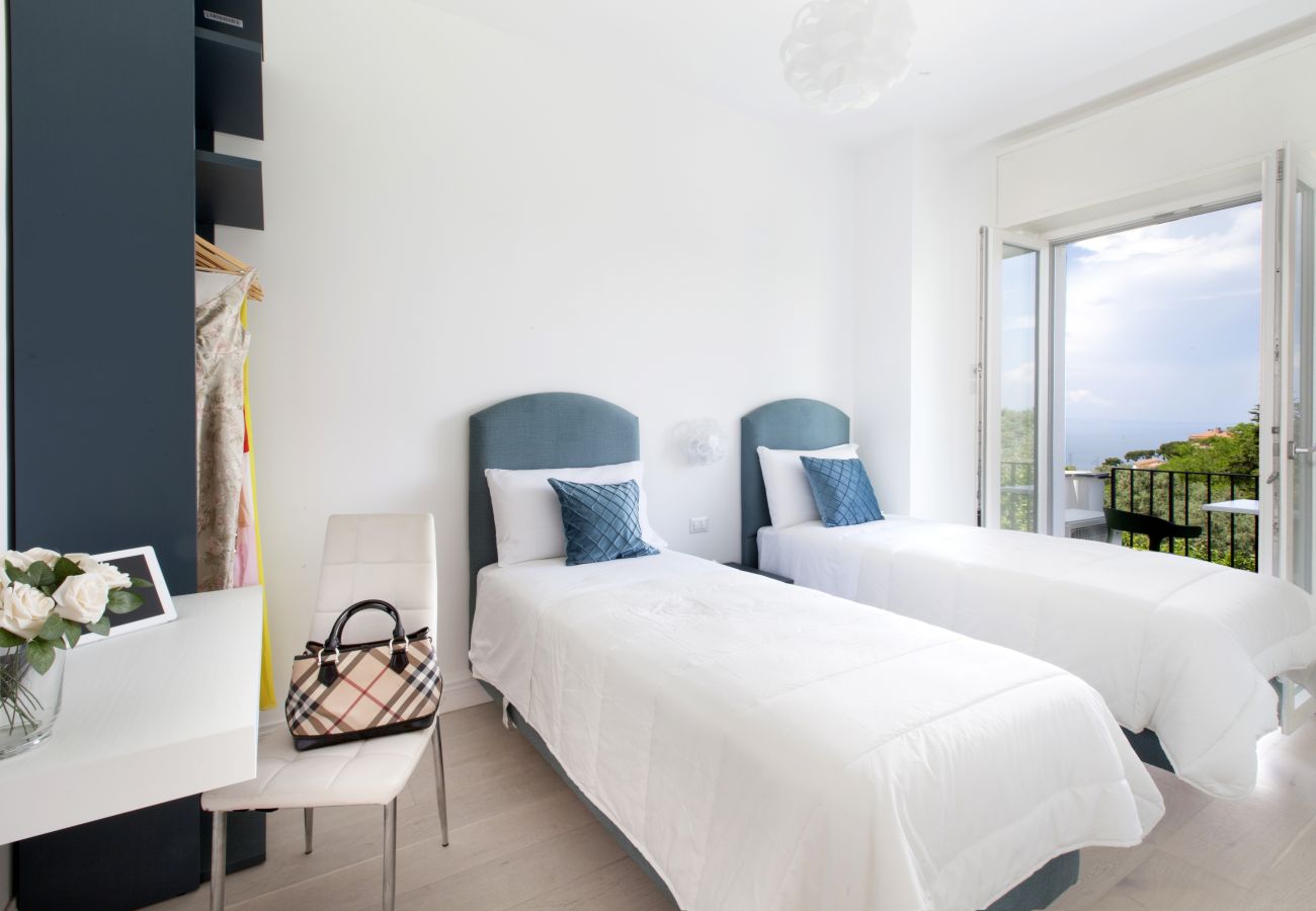 Villa in Sorrento - AMORE RENTALS - Villa Tittina with Shared Pool and Sea View