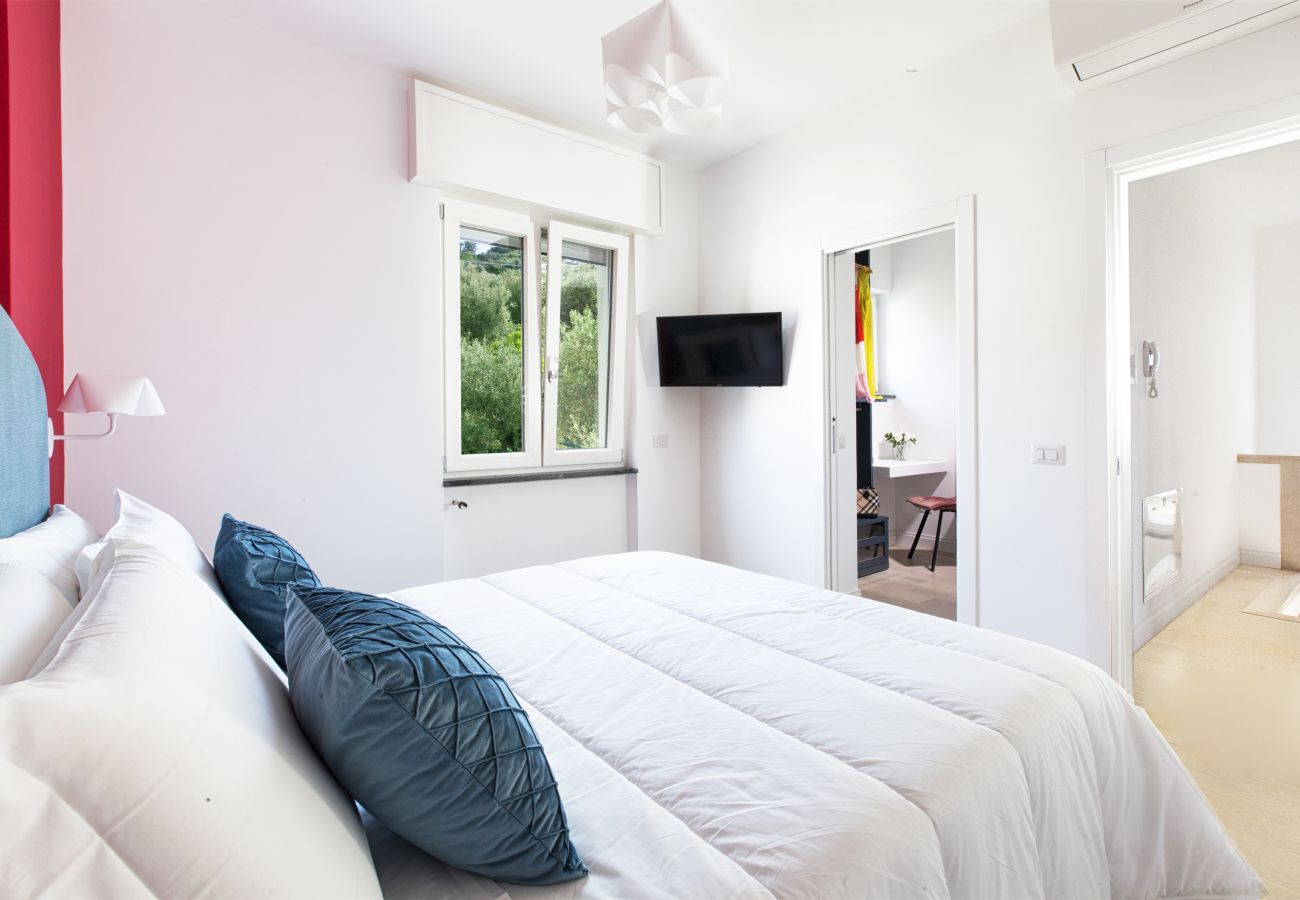 Villa in Sorrento - AMORE RENTALS - Villa Tittina with Shared Pool and Sea View
