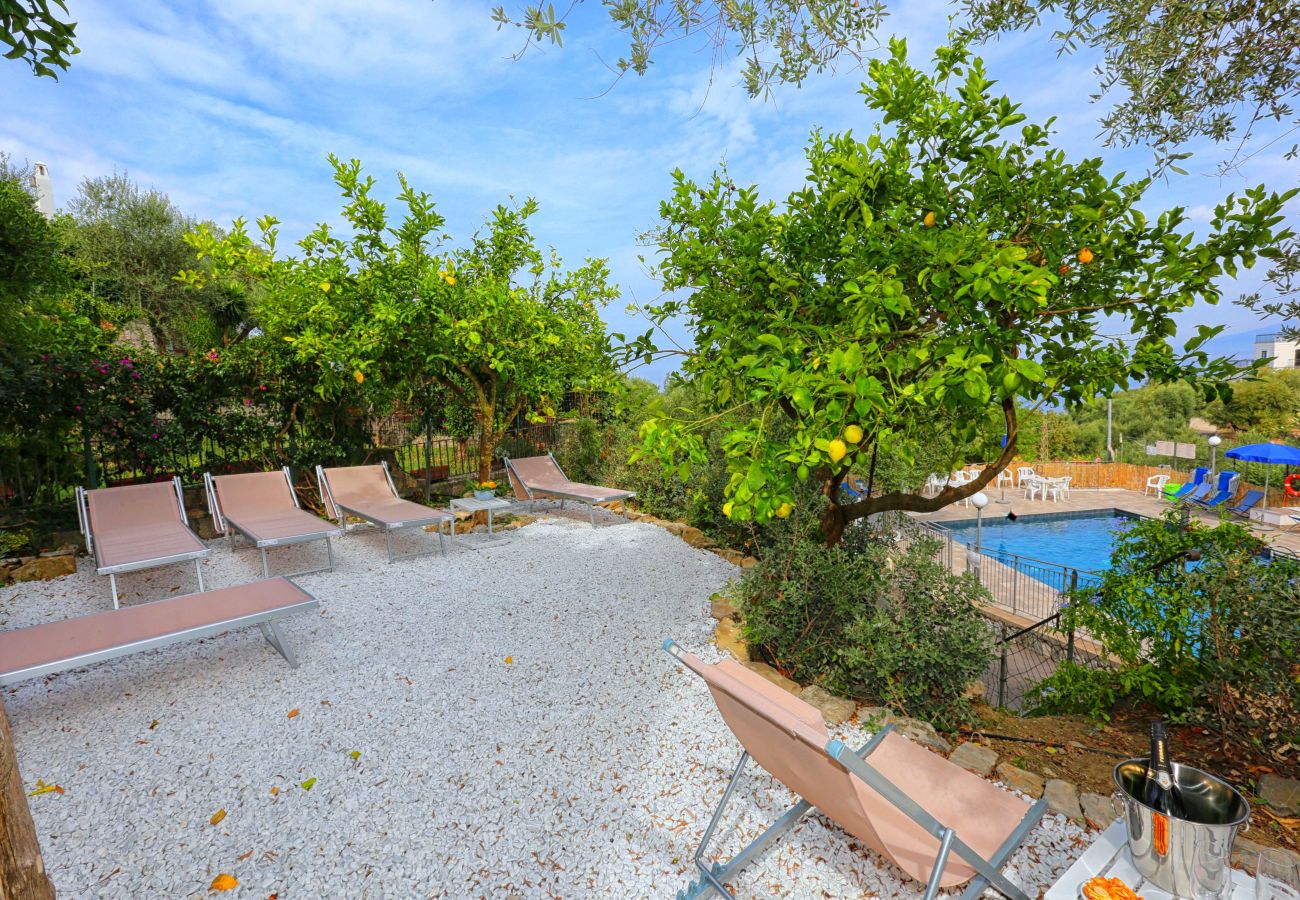 Villa in Sorrento - AMORE RENTALS - Villa Tittina with Shared Pool and Sea View