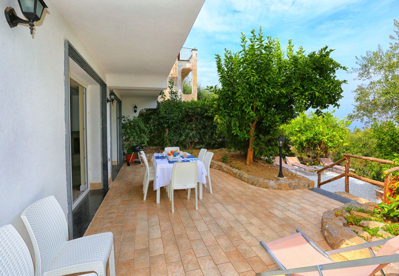 Villa in Sorrento - AMORE RENTALS - Villa Tittina with Shared Pool and Sea View