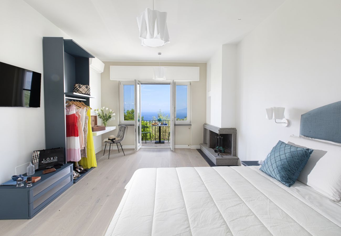 Villa in Sorrento - AMORE RENTALS - Villa Tittina with Shared Pool and Sea View