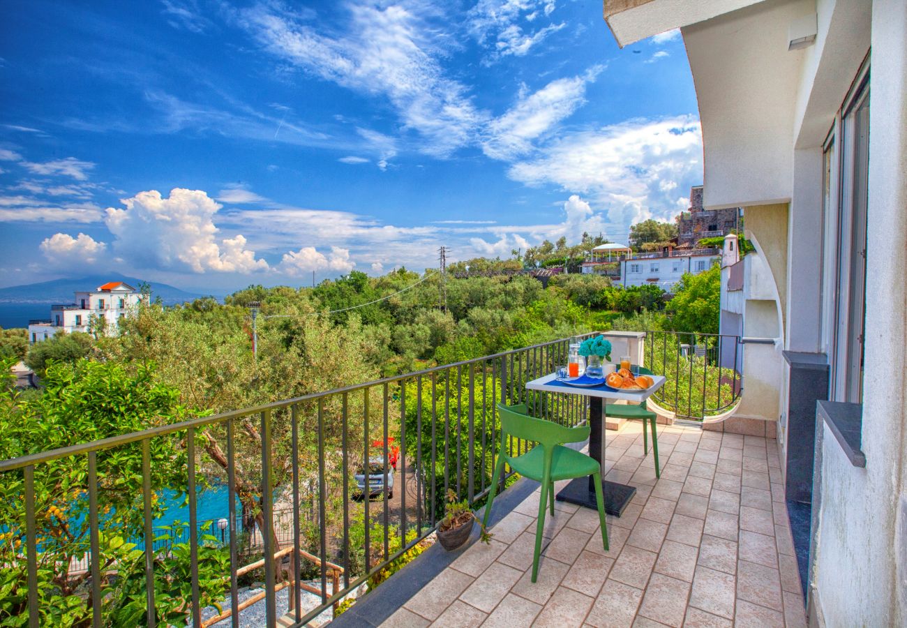 Villa in Sorrento - AMORE RENTALS - Villa Tittina with Shared Pool and Sea View