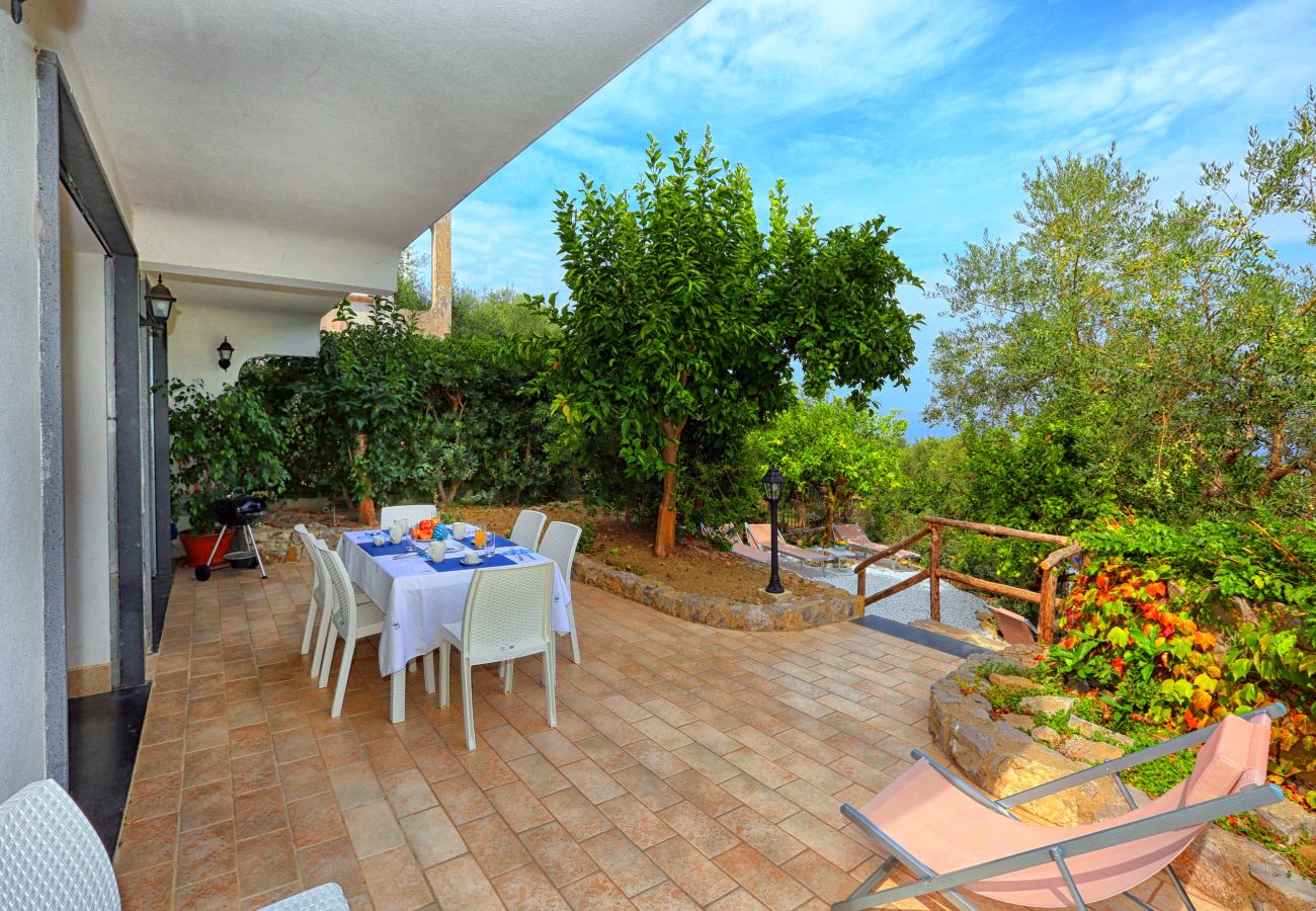 Villa in Sorrento - AMORE RENTALS - Villa Tittina with Shared Pool and Sea View