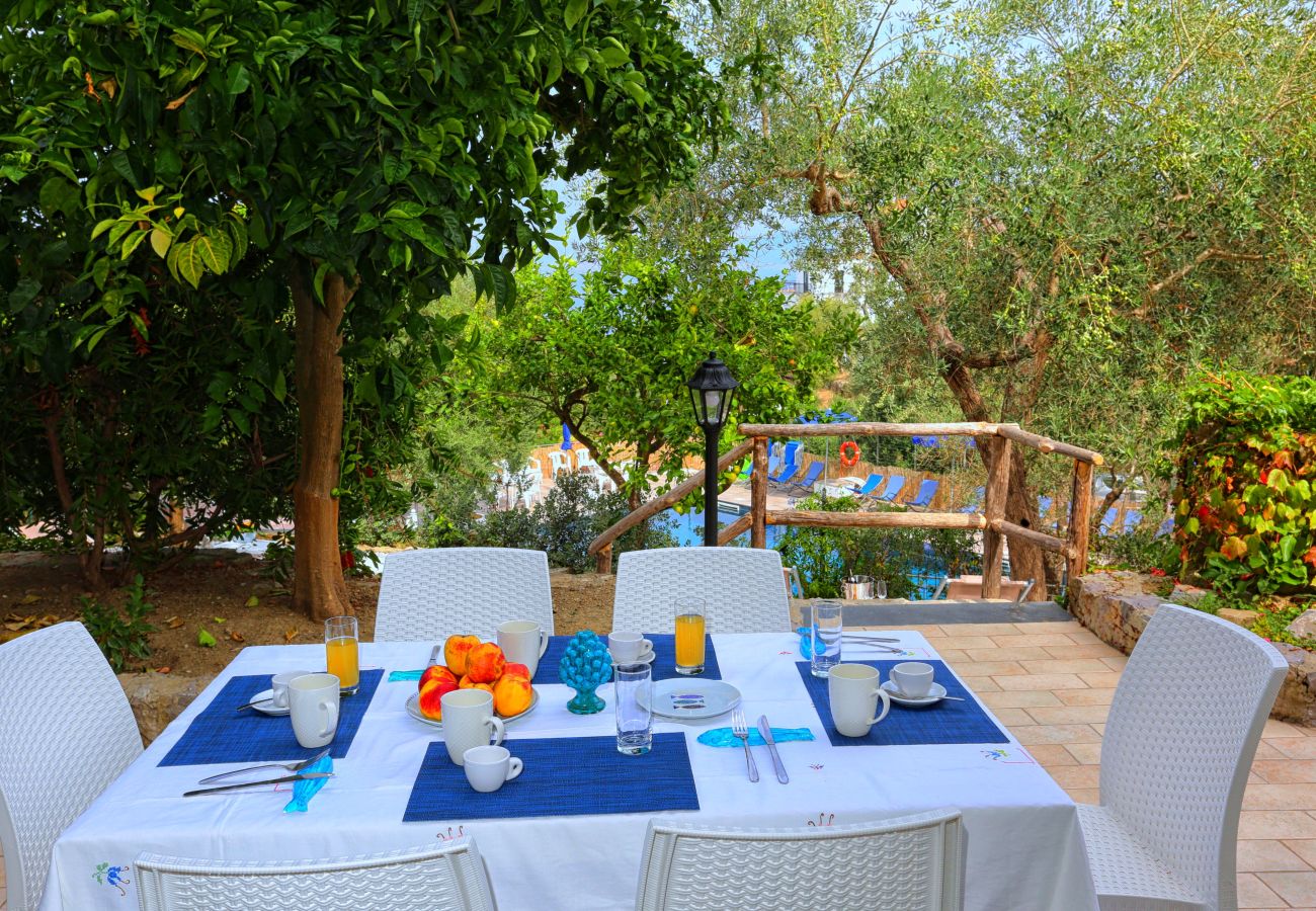 Villa in Sorrento - AMORE RENTALS - Villa Tittina with Shared Pool and Sea View