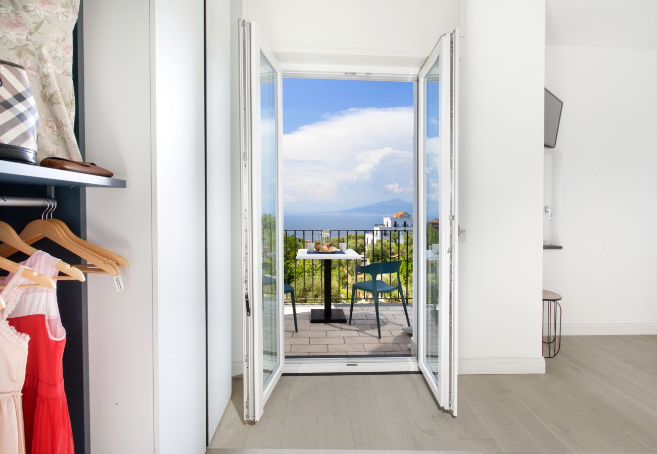 Villa in Sorrento - AMORE RENTALS - Villa Tittina with Shared Pool and Sea View
