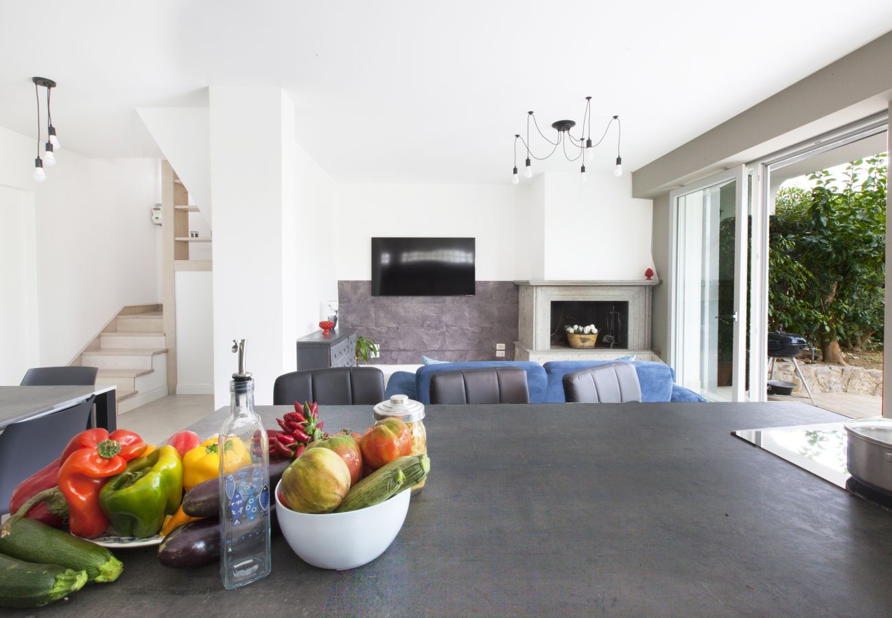 Villa in Sorrento - AMORE RENTALS - Villa Tittina with Shared Pool and Sea View