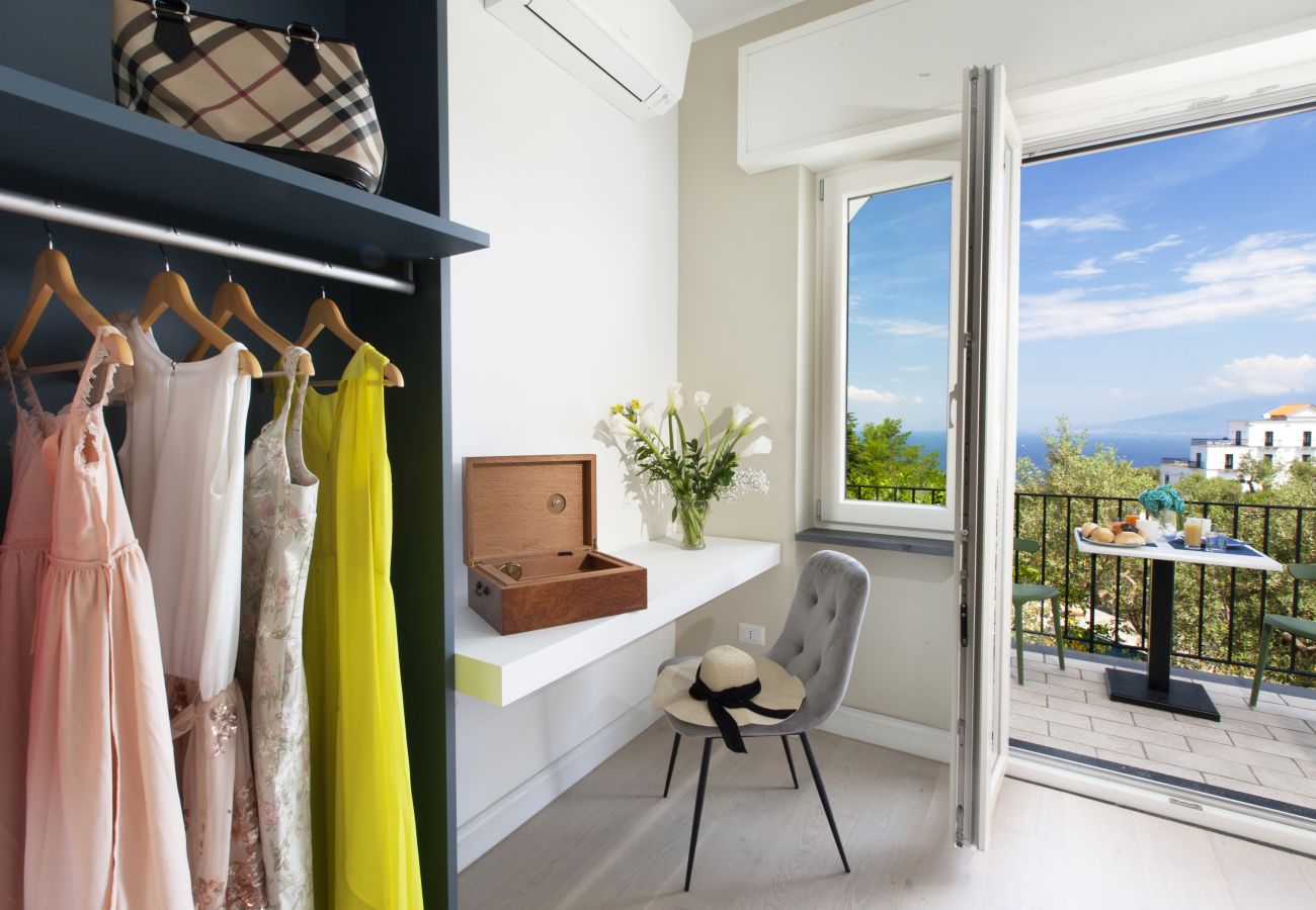 Villa in Sorrento - AMORE RENTALS - Villa Tittina with Shared Pool and Sea View