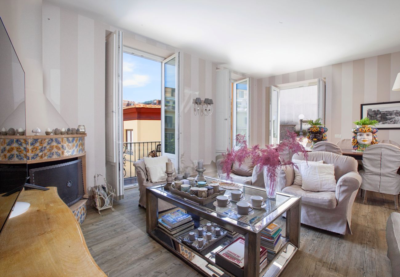 Apartment in Sorrento - AMORE RENTALS - Apartment Terrazza Tasso with Private Garden, External Private Hot Tub in Piazza Tasso