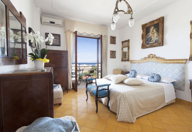 Apartment in Sorrento - AMORE RENTALS - Appartamento Cielomare with Sea View and Balcony