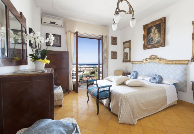 Apartment in Sorrento - AMORE RENTALS - Appartamento Cielomare with Sea View and Balcony Apartment in Sorrento - AMORE RENTALS - Appartamento Cielomare with Sea View and Balcony