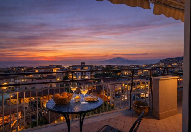  in Sorrento - AMORE RENTALS - Appartamento Cielomare with Sea View and Balcony