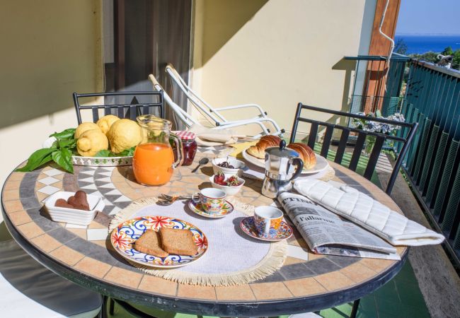 Apartment in Sorrento - AMORE RENTALS - Appartamento Sally with Terrace and Partial Sea View Apartment in Sorrento - AMORE RENTALS - Appartamento Sally with Terrace and Partial Sea View