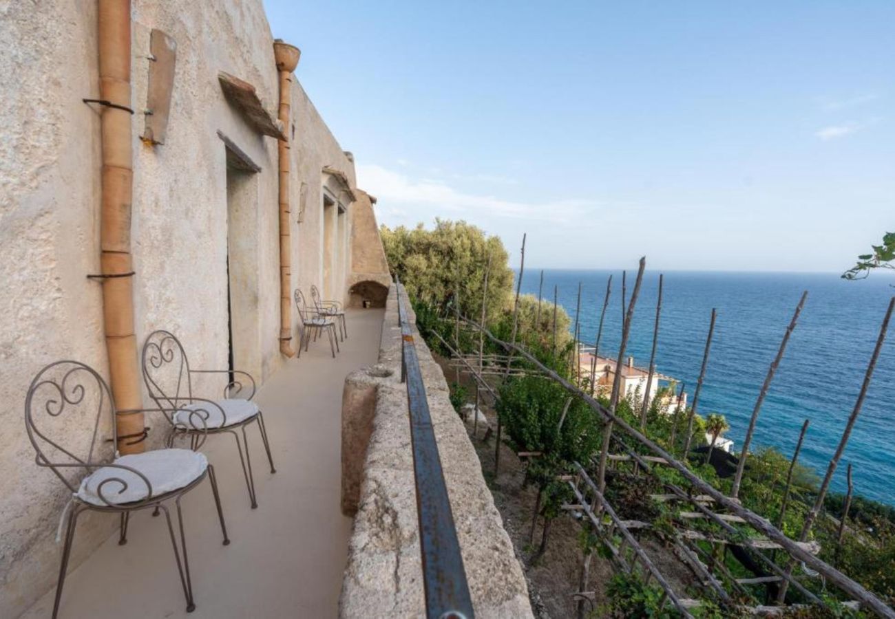 Villa in Amalfi - AMORE RENTALS - Villa Margherita with Sea View and Swimming Pool