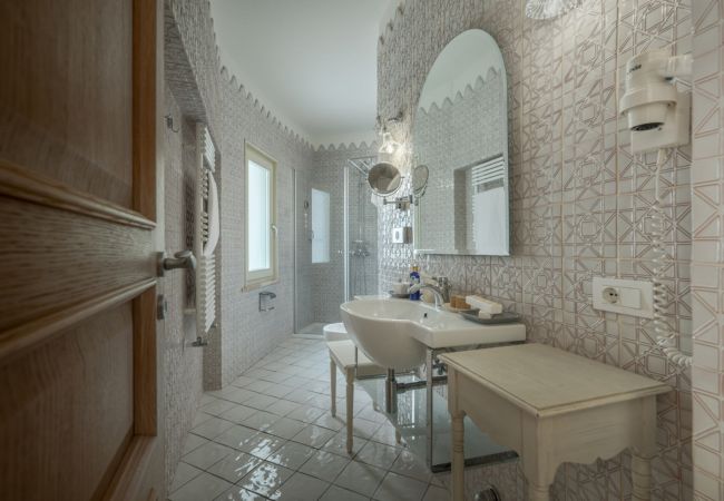 Villa in Positano - AMORE RENTALS - Villa Elio with Sea View, Heated Pool and Parking Villa in Positano - AMORE RENTALS - Villa Elio with Sea View, Heated Pool and Parking
