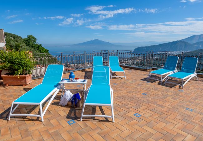 Villa in Sorrento - AMORE RENTALS - Villa Grazielluccia with Sea View and Parking