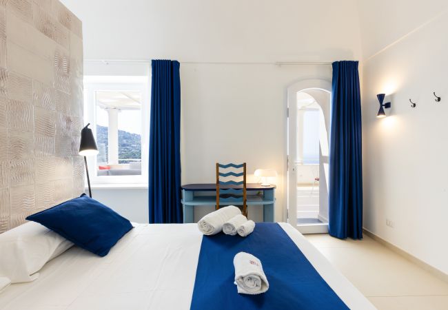 Villa in Anacapri - AMORE RENTALS - Villa Olivella with Pool, Garden and Sea View Villa in Anacapri - AMORE RENTALS - Villa Olivella with Pool, Garden and Sea View