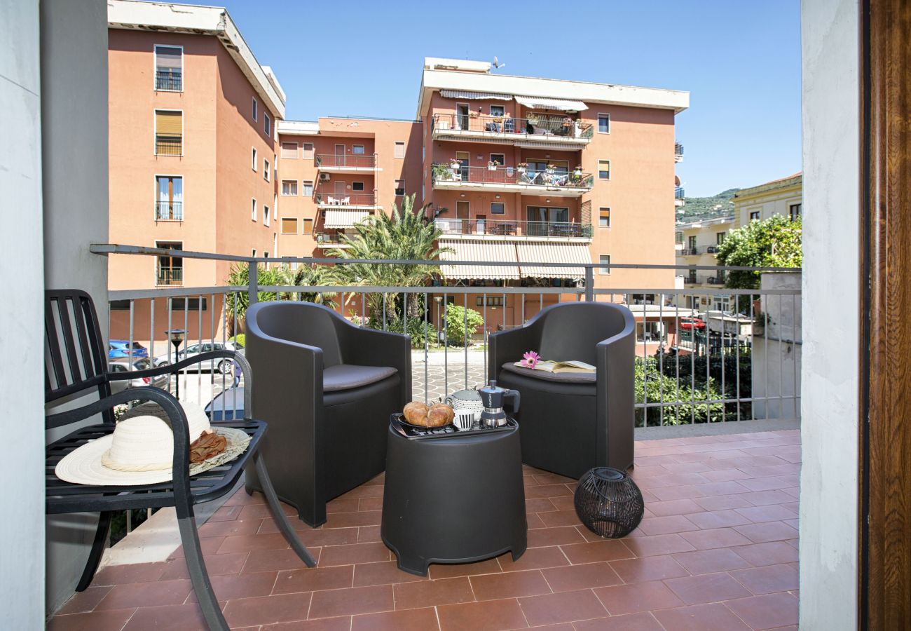 Apartment in Sorrento - AMORE RENTALS - Casa da Franca with Balcony and Air Conditioning