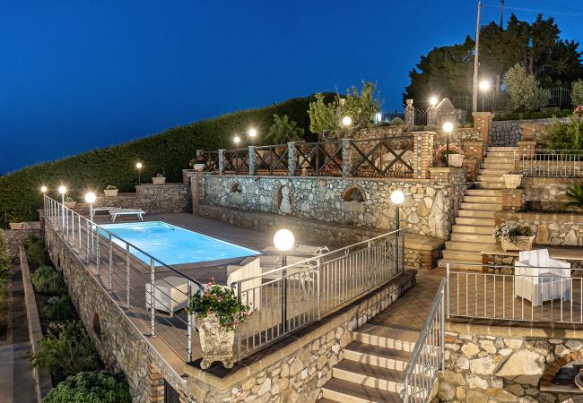 Villa in Sant´Agata sui Due Golfi - AMORE RENTALS - Villa Lions Rose with Swimming Pool and Sea View Villa in Sant´Agata sui Due Golfi - AMORE RENTALS - Villa Lions Rose with Swimming Pool and Sea View