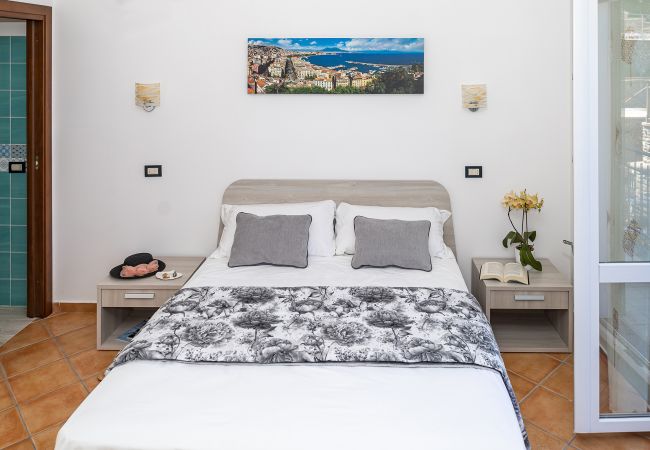Villa in Sant´Agata sui Due Golfi - AMORE RENTALS - Villa Lions Rose with Swimming Pool and Sea View Villa in Sant´Agata sui Due Golfi - AMORE RENTALS - Villa Lions Rose with Swimming Pool and Sea View