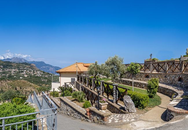 Villa in Sant´Agata sui Due Golfi - AMORE RENTALS - Villa Lions Rose with Swimming Pool and Sea View Villa in Sant´Agata sui Due Golfi - AMORE RENTALS - Villa Lions Rose with Swimming Pool and Sea View