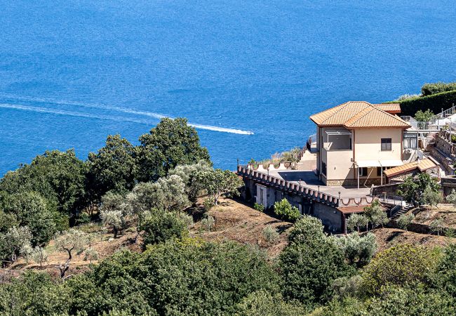 Villa in Sant´Agata sui Due Golfi - AMORE RENTALS - Villa Lions Rose with Swimming Pool and Sea View Villa in Sant´Agata sui Due Golfi - AMORE RENTALS - Villa Lions Rose with Swimming Pool and Sea View