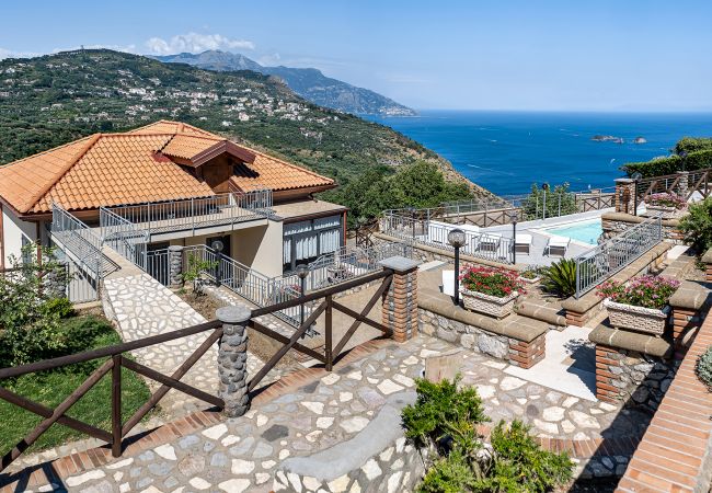Villa in Sant´Agata sui Due Golfi - AMORE RENTALS - Villa Lions Rose with Swimming Pool and Sea View Villa in Sant´Agata sui Due Golfi - AMORE RENTALS - Villa Lions Rose with Swimming Pool and Sea View