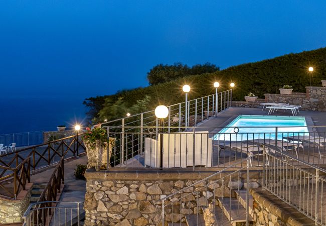 Villa in Sant´Agata sui Due Golfi - AMORE RENTALS - Villa Lions Rose with Swimming Pool and Sea View Villa in Sant´Agata sui Due Golfi - AMORE RENTALS - Villa Lions Rose with Swimming Pool and Sea View