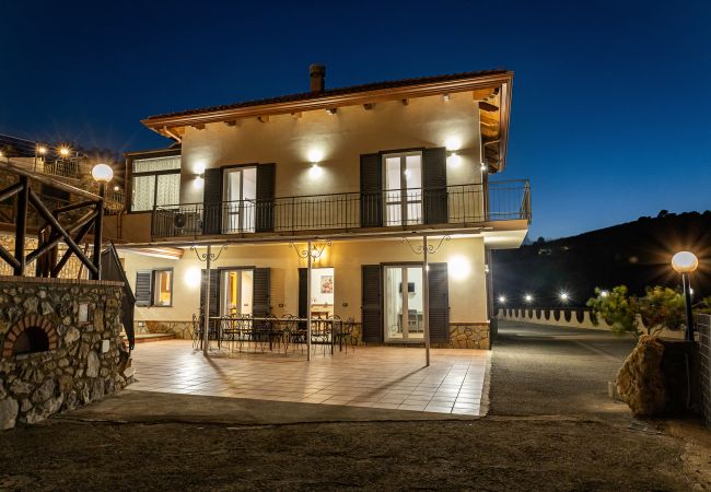 Villa in Sant´Agata sui Due Golfi - AMORE RENTALS - Villa Lions Rose with Swimming Pool and Sea View Villa in Sant´Agata sui Due Golfi - AMORE RENTALS - Villa Lions Rose with Swimming Pool and Sea View