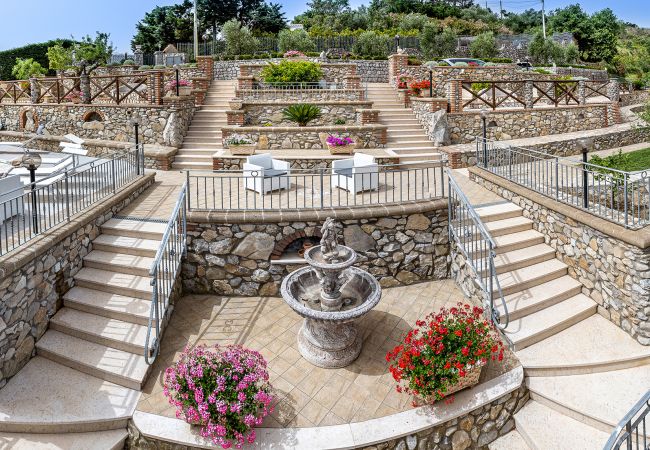 Villa in Sant´Agata sui Due Golfi - AMORE RENTALS - Villa Lions Rose with Swimming Pool and Sea View Villa in Sant´Agata sui Due Golfi - AMORE RENTALS - Villa Lions Rose with Swimming Pool and Sea View