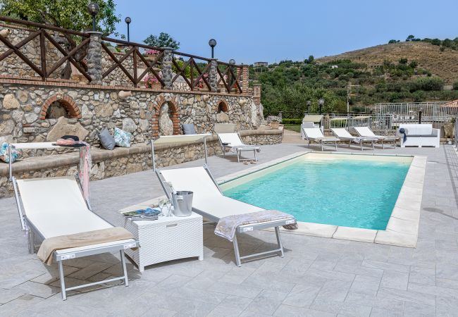 Villa in Sant´Agata sui Due Golfi - AMORE RENTALS - Villa Lions Rose with Swimming Pool and Sea View Villa in Sant´Agata sui Due Golfi - AMORE RENTALS - Villa Lions Rose with Swimming Pool and Sea View