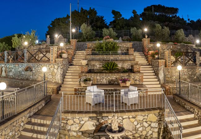 Villa in Sant´Agata sui Due Golfi - AMORE RENTALS - Villa Lions Rose with Swimming Pool and Sea View Villa in Sant´Agata sui Due Golfi - AMORE RENTALS - Villa Lions Rose with Swimming Pool and Sea View