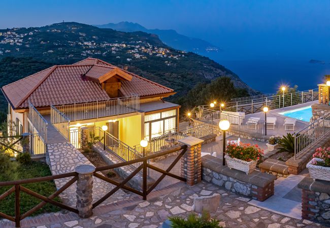 Villa in Sant´Agata sui Due Golfi - AMORE RENTALS - Villa Lions Rose with Swimming Pool and Sea View Villa in Sant´Agata sui Due Golfi - AMORE RENTALS - Villa Lions Rose with Swimming Pool and Sea View