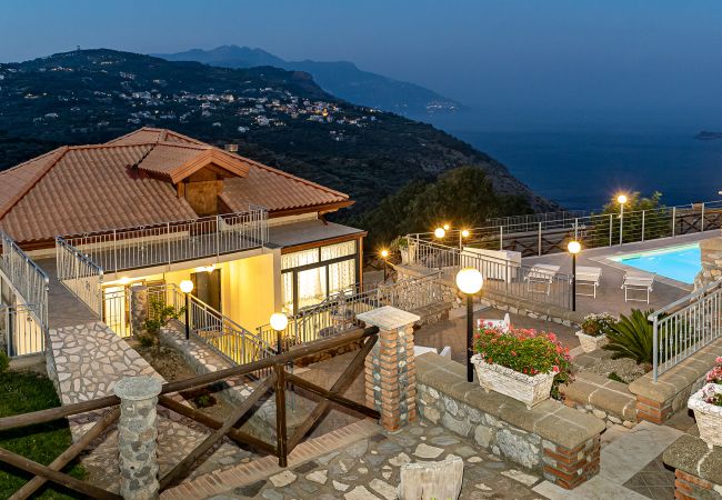 Villa in Sant´Agata sui Due Golfi - AMORE RENTALS - Villa Lions Rose with Swimming Pool and Sea View Villa in Sant´Agata sui Due Golfi - AMORE RENTALS - Villa Lions Rose with Swimming Pool and Sea View