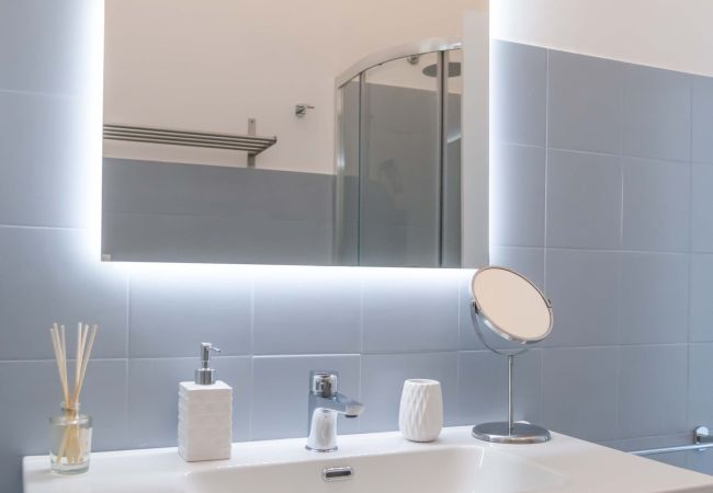 Villa in Praiano - AMORE RENTALS - Villa Jacaranda with Pool and Sea View Villa in Praiano - AMORE RENTALS - Villa Jacaranda with Pool and Sea View