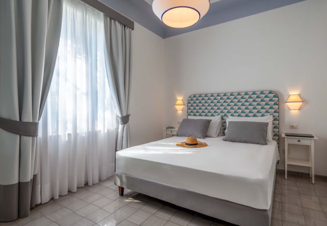 Villa in Praiano - AMORE RENTALS - Villa Jacaranda with Pool and Sea View Villa in Praiano - AMORE RENTALS - Villa Jacaranda with Pool and Sea View