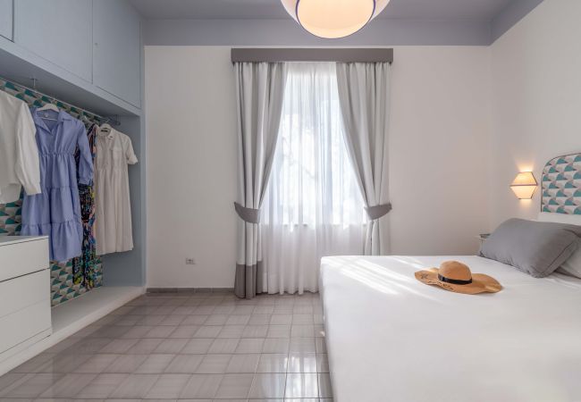 Villa in Praiano - AMORE RENTALS - Villa Jacaranda with Pool and Sea View Villa in Praiano - AMORE RENTALS - Villa Jacaranda with Pool and Sea View