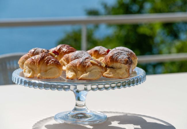 Villa in Praiano - AMORE RENTALS - Villa Jacaranda with Pool and Sea View Villa in Praiano - AMORE RENTALS - Villa Jacaranda with Pool and Sea View