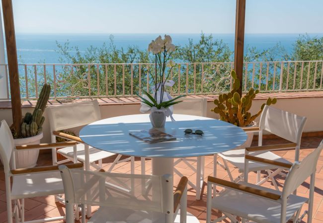 Villa in Praiano - AMORE RENTALS - Villa Jacaranda with Pool and Sea View Villa in Praiano - AMORE RENTALS - Villa Jacaranda with Pool and Sea View