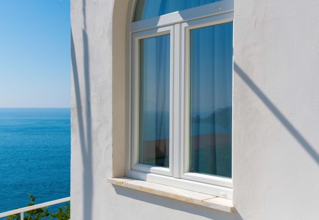 Villa in Praiano - AMORE RENTALS - Villa Jacaranda with Pool and Sea View Villa in Praiano - AMORE RENTALS - Villa Jacaranda with Pool and Sea View