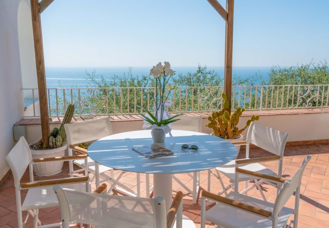 Villa in Praiano - AMORE RENTALS - Villa Jacaranda with Pool and Sea View Villa in Praiano - AMORE RENTALS - Villa Jacaranda with Pool and Sea View