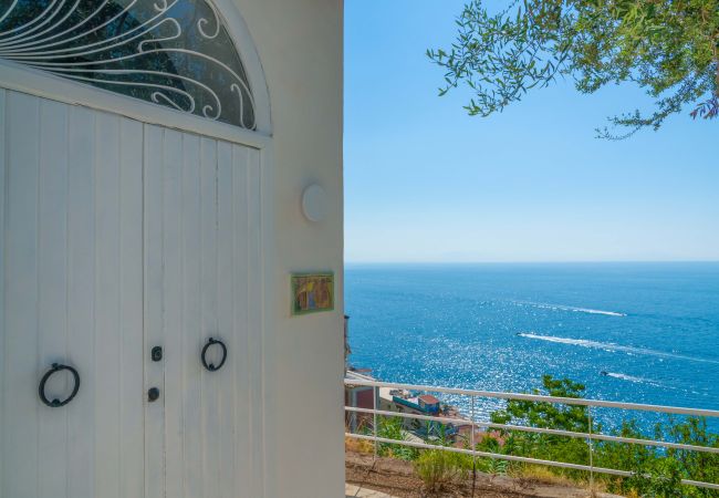 Villa in Praiano - AMORE RENTALS - Villa Jacaranda with Pool and Sea View Villa in Praiano - AMORE RENTALS - Villa Jacaranda with Pool and Sea View