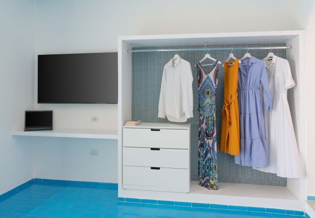 Villa in Praiano - AMORE RENTALS - Villa Jacaranda with Pool and Sea View Villa in Praiano - AMORE RENTALS - Villa Jacaranda with Pool and Sea View