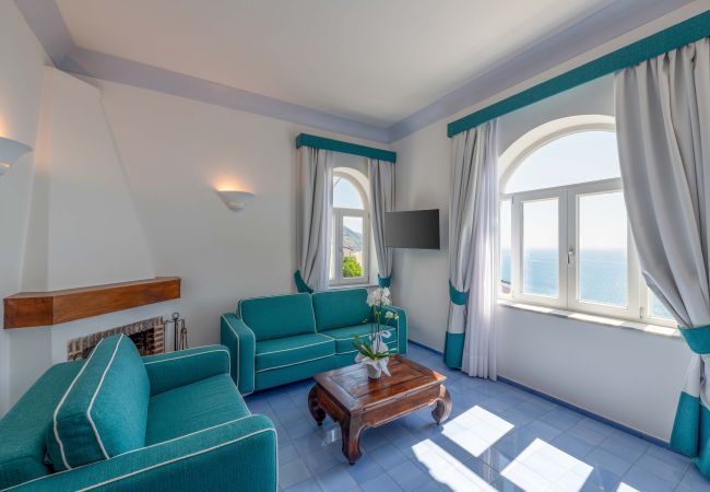 Villa in Praiano - AMORE RENTALS - Villa Jacaranda with Pool and Sea View Villa in Praiano - AMORE RENTALS - Villa Jacaranda with Pool and Sea View