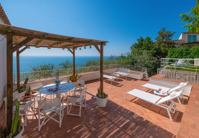 Villa in Praiano - AMORE RENTALS - Villa Jacaranda with Pool and Sea View Villa in Praiano - AMORE RENTALS - Villa Jacaranda with Pool and Sea View
