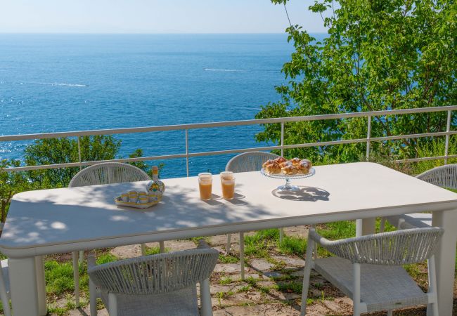 Villa in Praiano - AMORE RENTALS - Villa Jacaranda with Pool and Sea View Villa in Praiano - AMORE RENTALS - Villa Jacaranda with Pool and Sea View